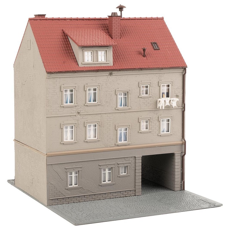 HO Town House with Saddlery