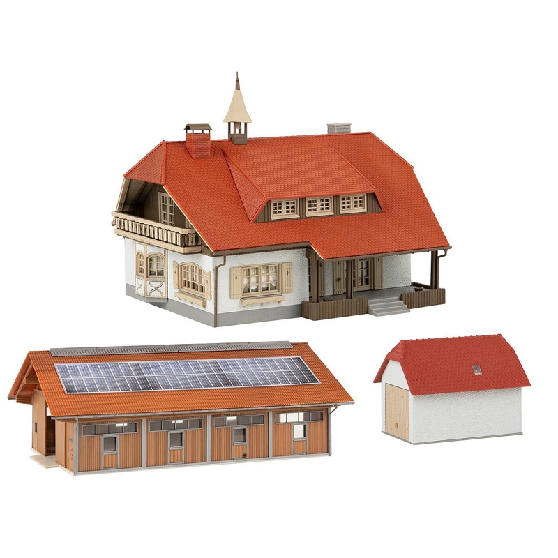 HO Farmhouse with Stable and Garage