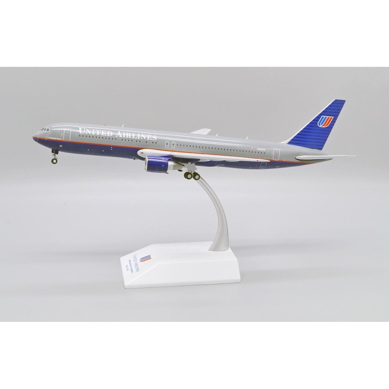 1/200 United Airlines Boeing 767-300ER “Battleship” Reg: N666UA with Stand
