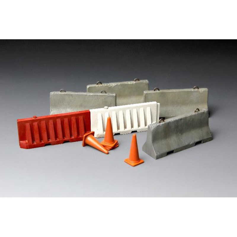 1/35 Concrete & Plastic Barrier Set