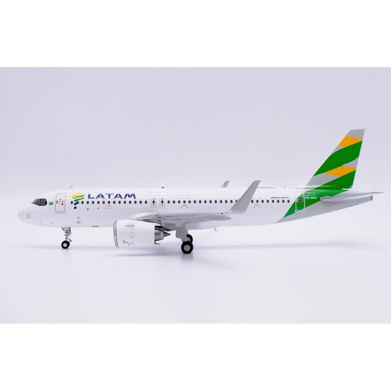 1/200 LATAM Airbus A320NEO “Brazil Flag” Reg: PR-XBG with Stand